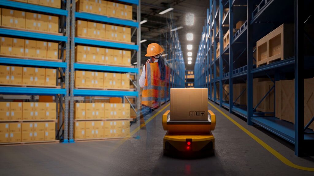 Trabajadora con chaleco entre robots móviles en un almacén automatizado