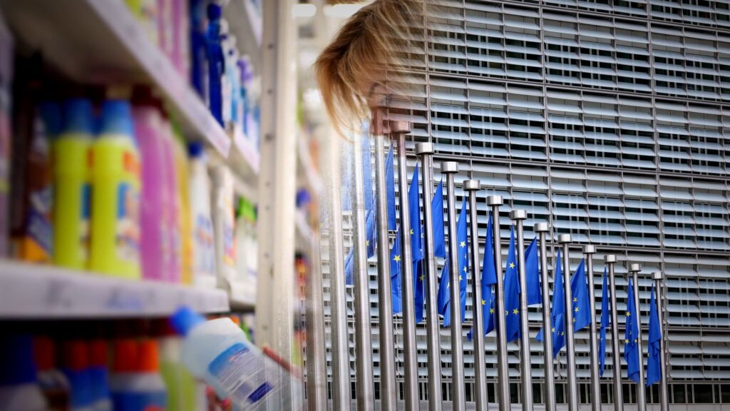 Mujer lee la etiqueta de un producto en el supermercado y banderas de la Unión Europea