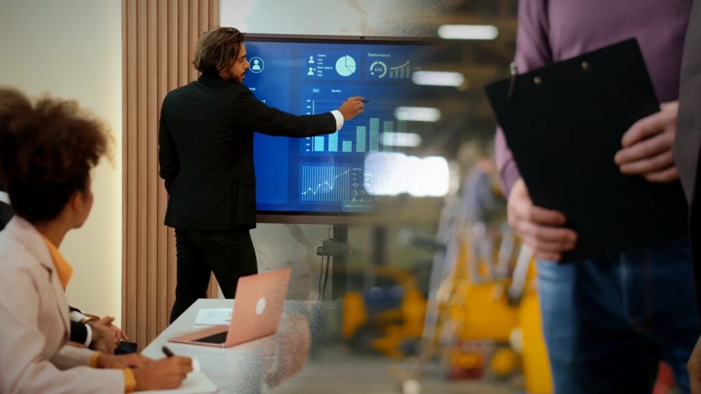 Axo frente a un tablero de marketing con gráficas y un signo de interrogación sobre el retorno de la inteligencia artificial