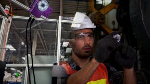 Cámaras con IA revisan piezas al final de la línea y responden preguntas del operador