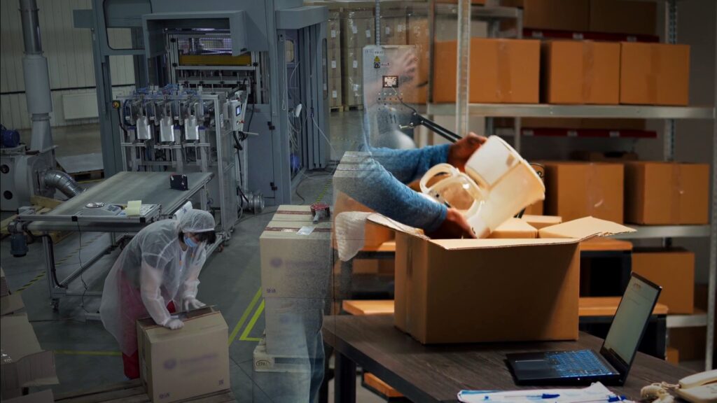 Trabajadores en una línea de ensamble de una fábrica