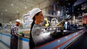 IA en planta: 57 % de los fabricantes ya ve retornos; falta quien opere la automatización