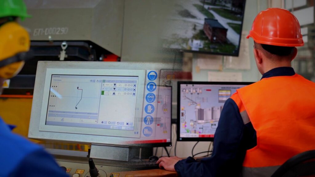 Panel HMI táctil instalado en la puerta de un tablero eléctrico industrial