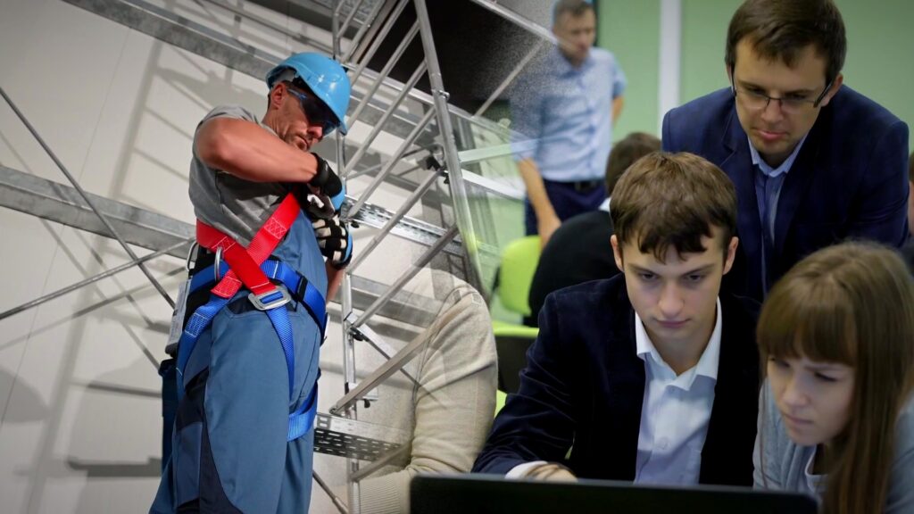 Casco, arnés y botiquín sobre la mesa de una sala de capacitación en seguridad industrial