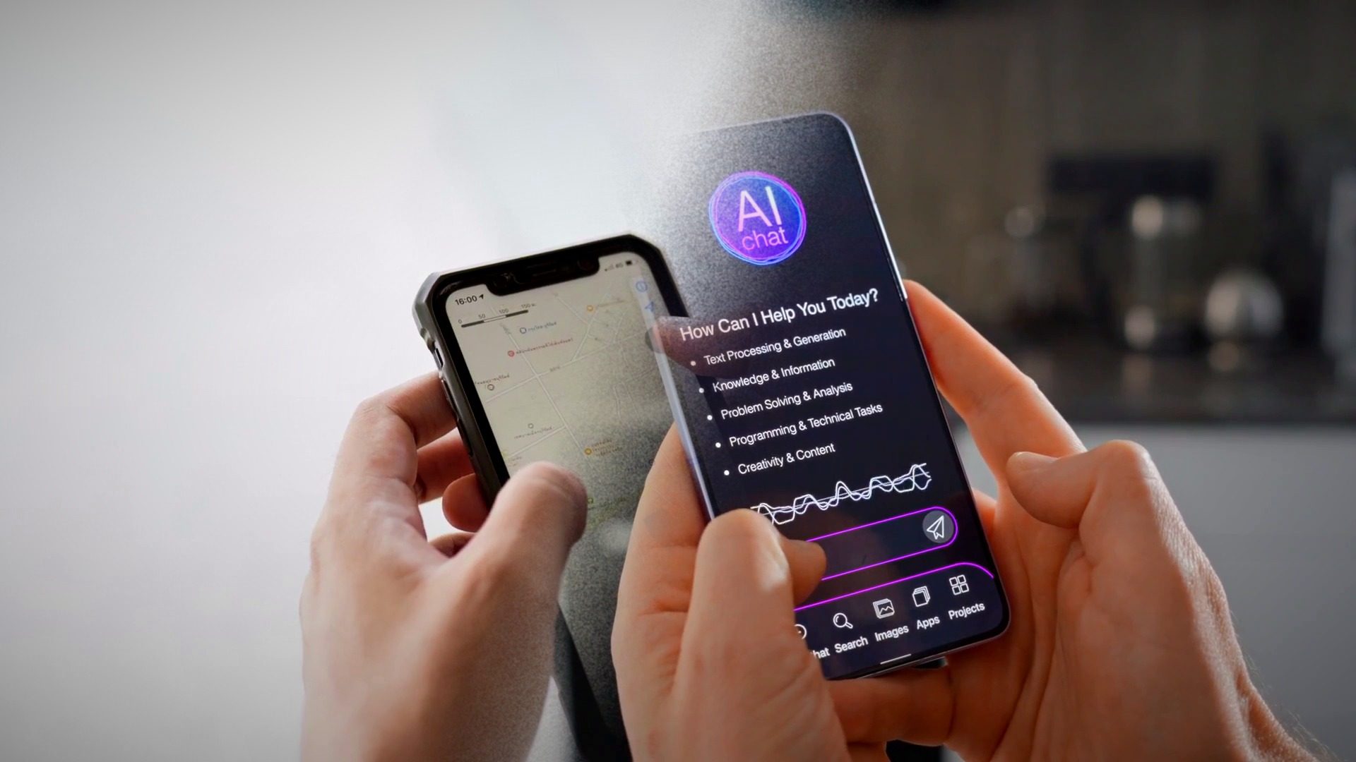Manos sostienen un celular con un mapa abierto y otro celular con un asistente de inteligencia artificial