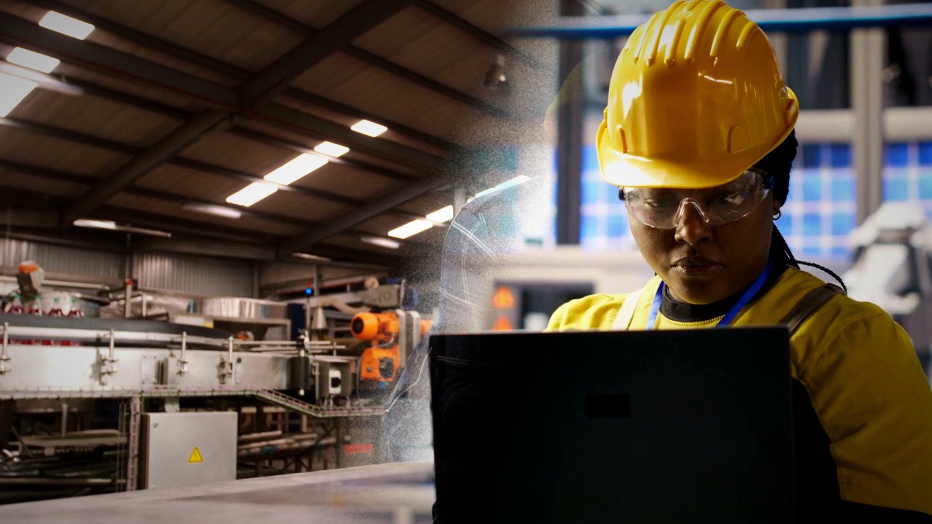 Trabajador con casco revisa una tableta en una planta y una trabajadora usa una laptop
