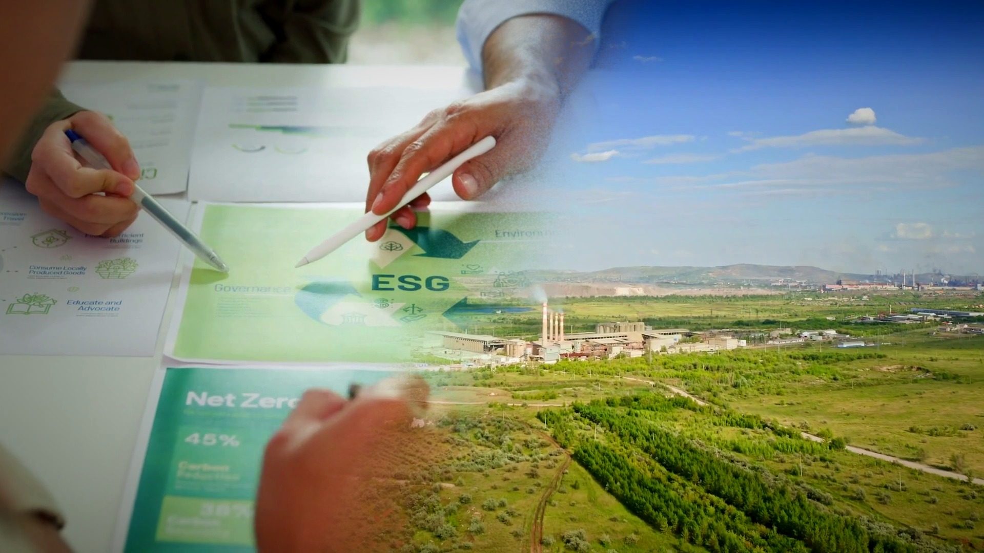 Equipo revisa documentos de sostenibilidad junto a una vista aérea de una planta industrial