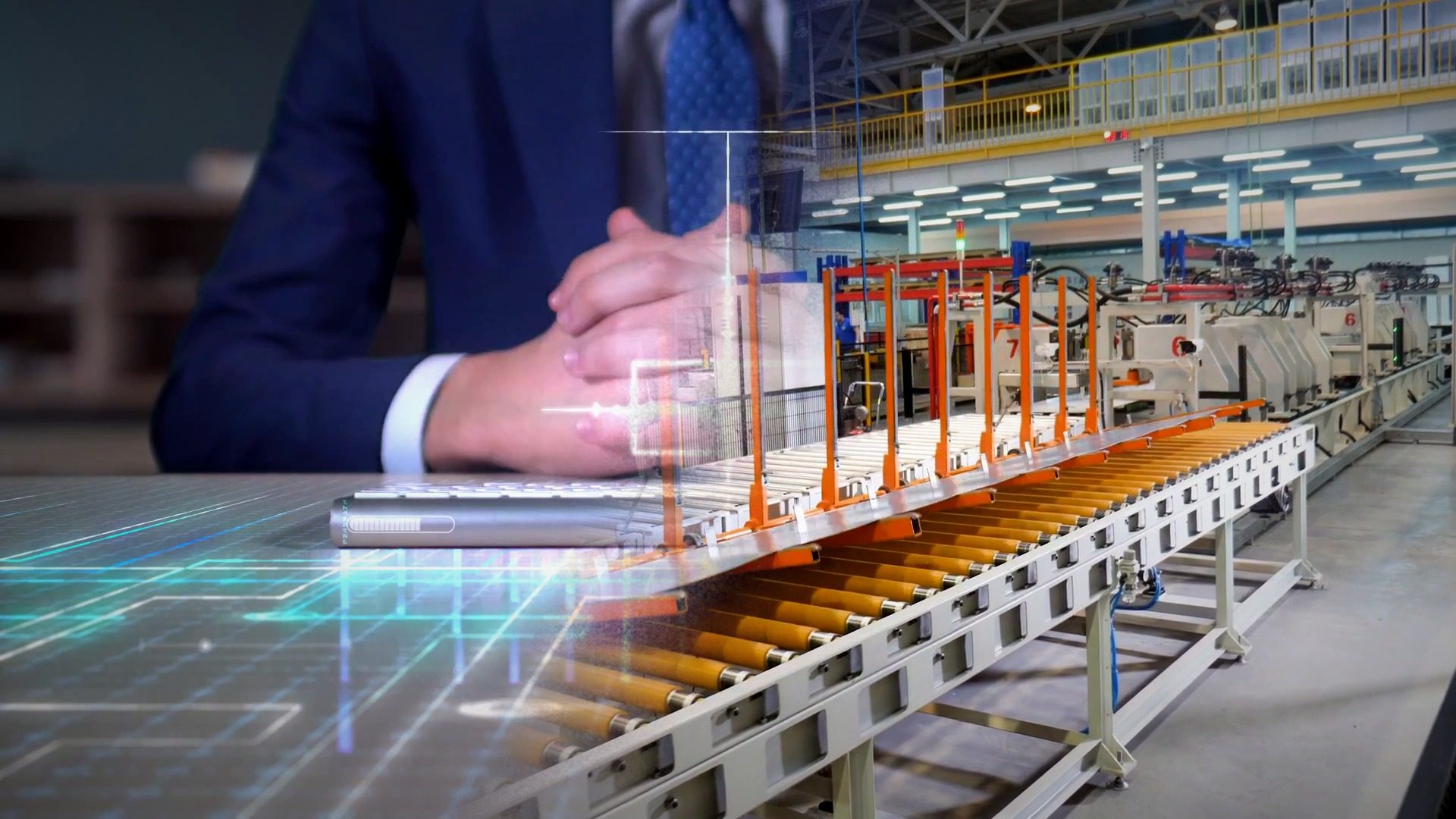 Ejecutivo frente a una interfaz de datos económicos y una línea de producción automatizada