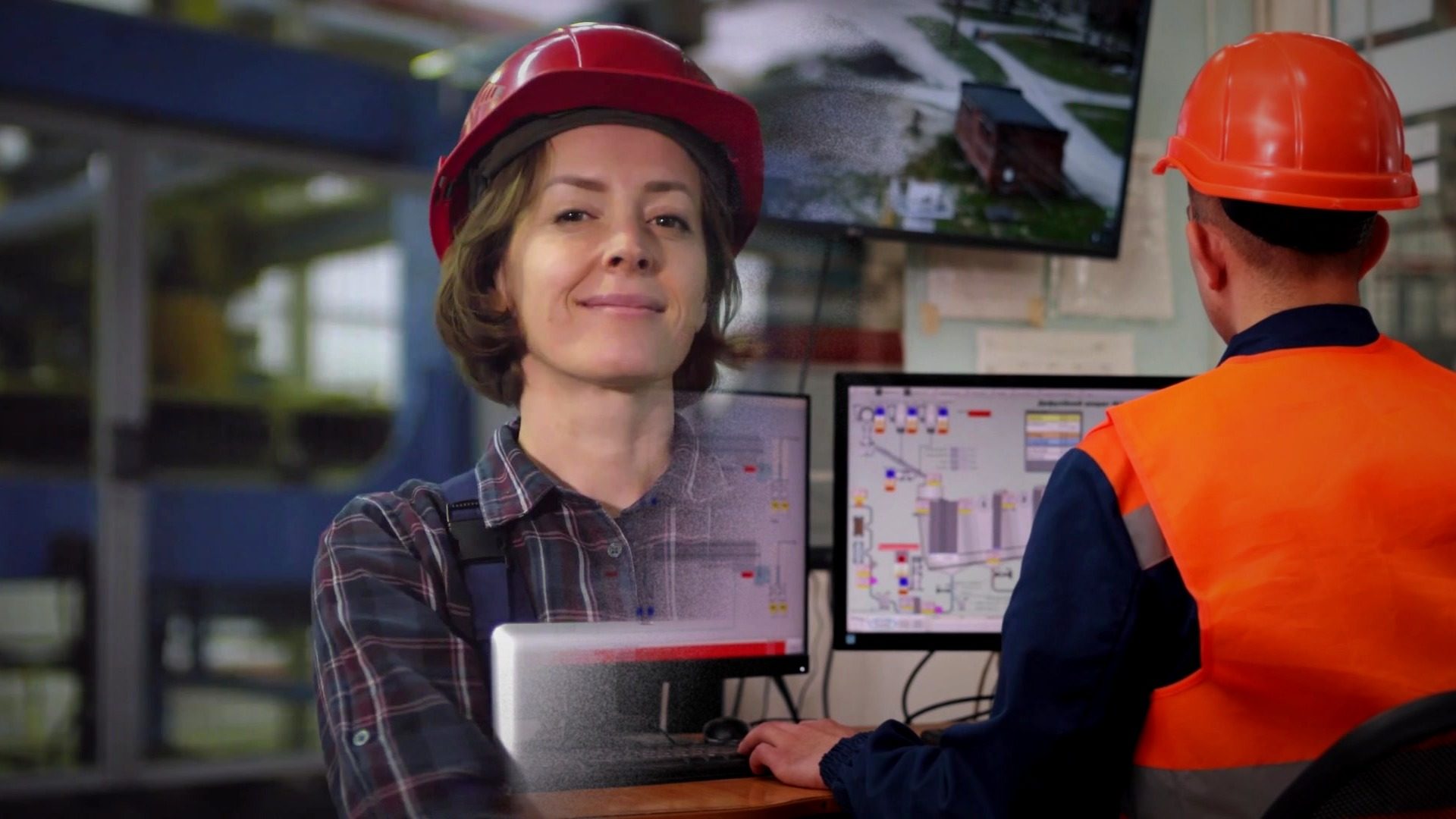 Supervisor con casco revisa en una tableta un reporte de incidentes generado con inteligencia artificial en una planta
